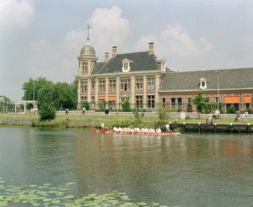 103537 Gezicht op het Merwedekanaal te Utrecht, met op het water een boot die deelneemt aan de Drakenbootraces ter ...
